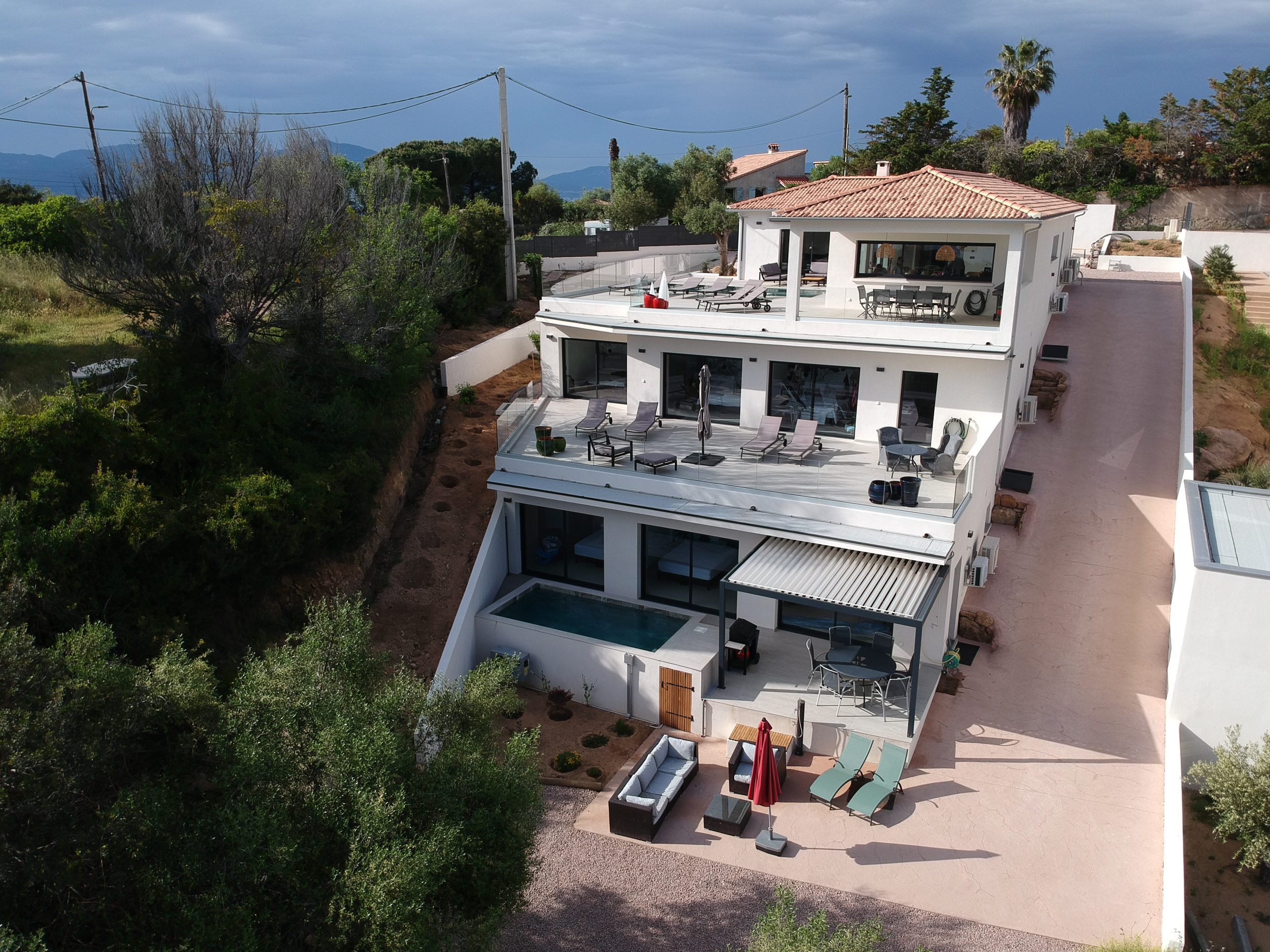 Vue principale de la villa avec ses 2 logements - Restonica RDC et RdJ et Scandola au R-1